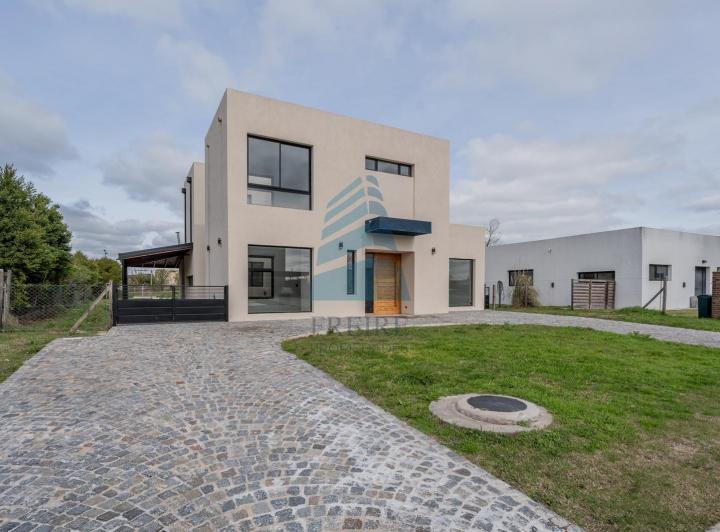 Casa · 232m² · 5 Ambientes · 4 Cocheras