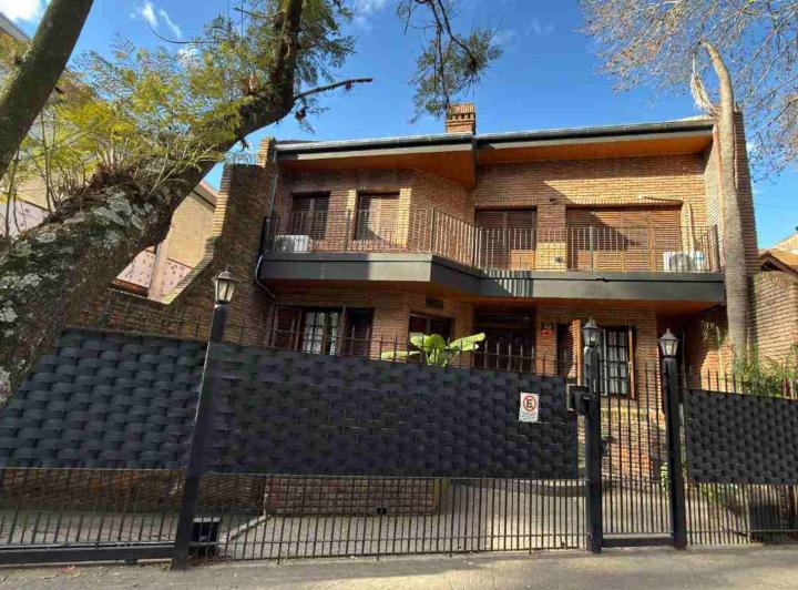 Casa · 320m² · 5 Ambientes · 2 Cocheras