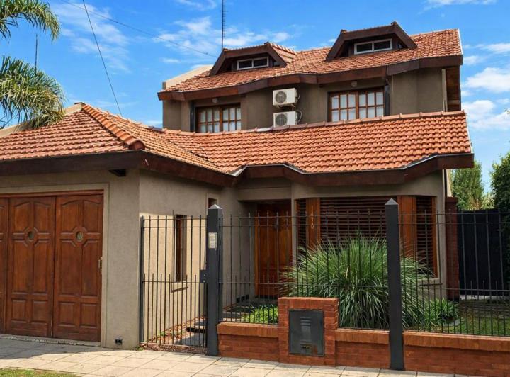 Casa · 180m² · 5 Ambientes · 2 Cocheras