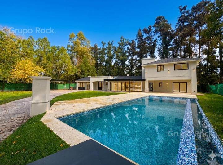 Casa · 1800m² · 7 Ambientes · 8 Cocheras