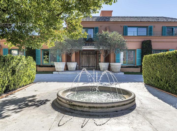 Casa · 1725m² · 7 Ambientes · 10 Cocheras