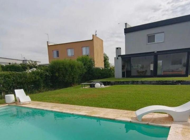 Casa · 170m² · 5 Ambientes · 4 Cocheras