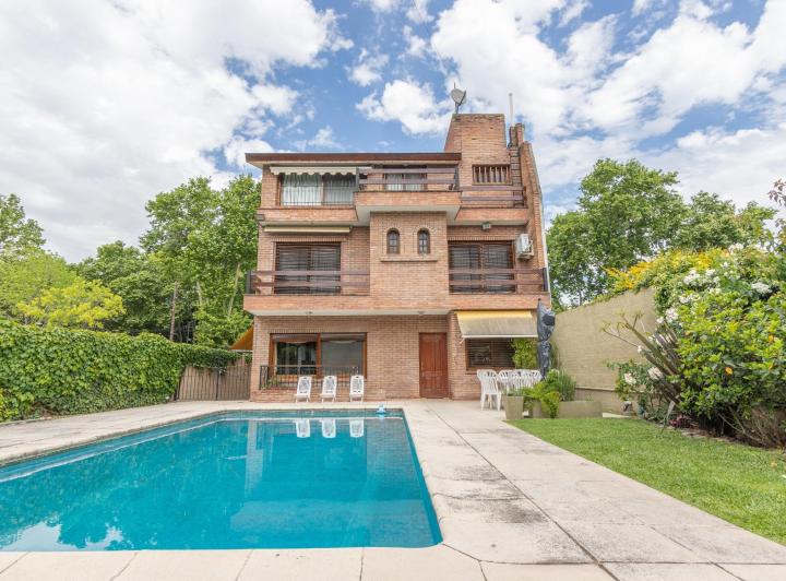 Casa · 525m² · 9 Ambientes · 3 Cocheras