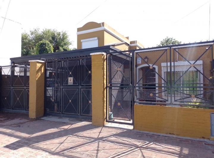 Casa · 200m² · 5 Ambientes · 2 Cocheras