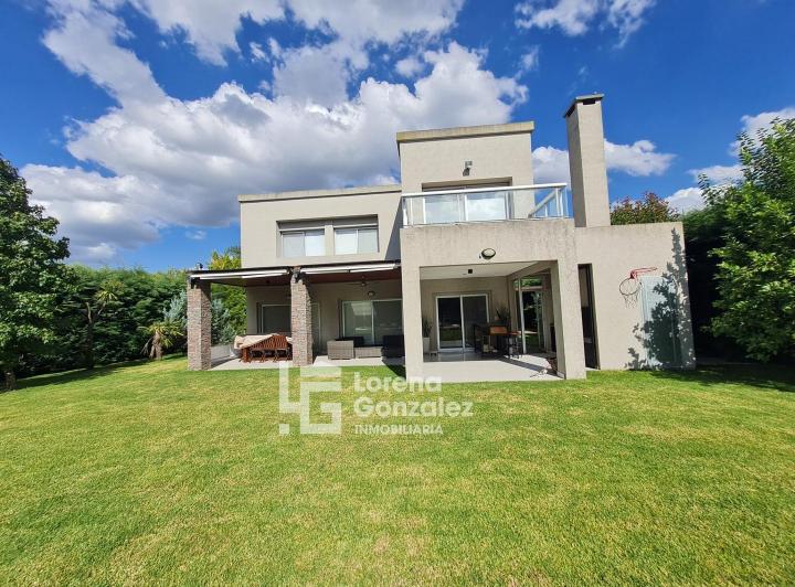 Casa · 220m² · 6 Ambientes · 4 Cocheras