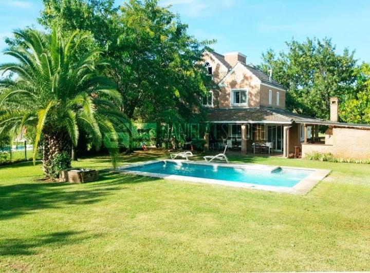 Casa · 260m² · 9 Ambientes · 1 Cochera