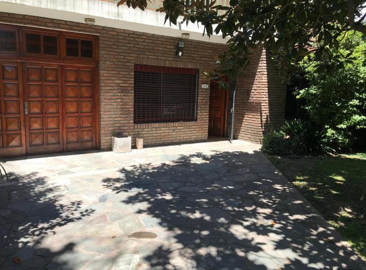 Casa · 250m² · 6 Ambientes · 3 Cocheras