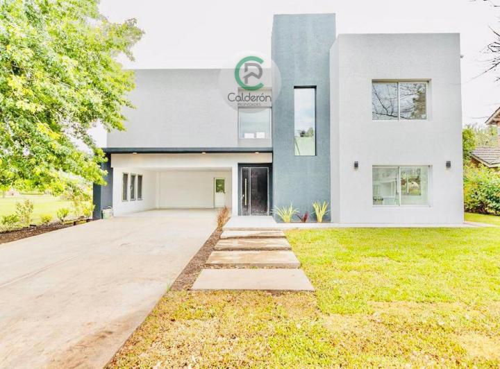 Casa · 250m² · 5 Ambientes · 2 Cocheras