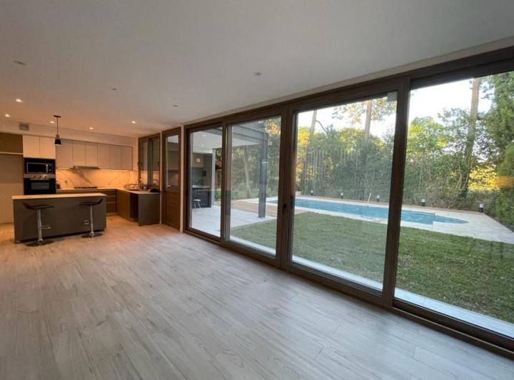 Casa · 148m² · 5 Ambientes · 2 Cocheras