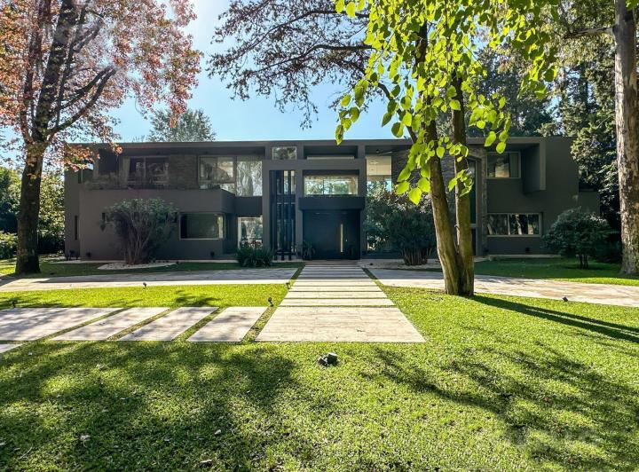 Casa · 680m² · 7 Ambientes · 1 Cochera