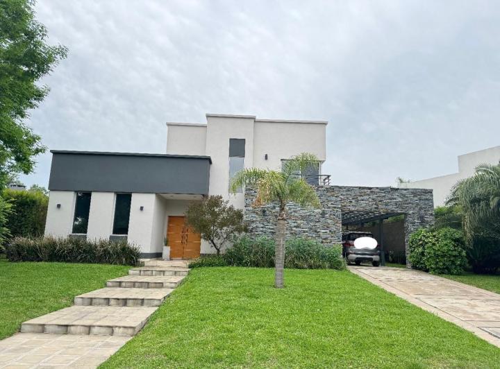 Casa · 180m² · 5 Ambientes · 2 Cocheras
