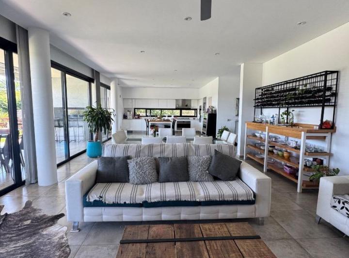 Casa · 350m² · 5 Ambientes · 2 Cocheras