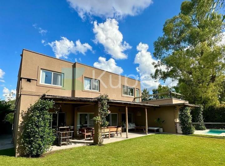 Casa · 300m² · 5 Ambientes