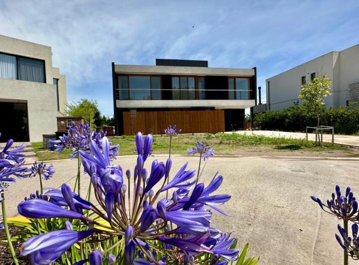 Casa · 252m² · 7 Ambientes · 2 Cocheras