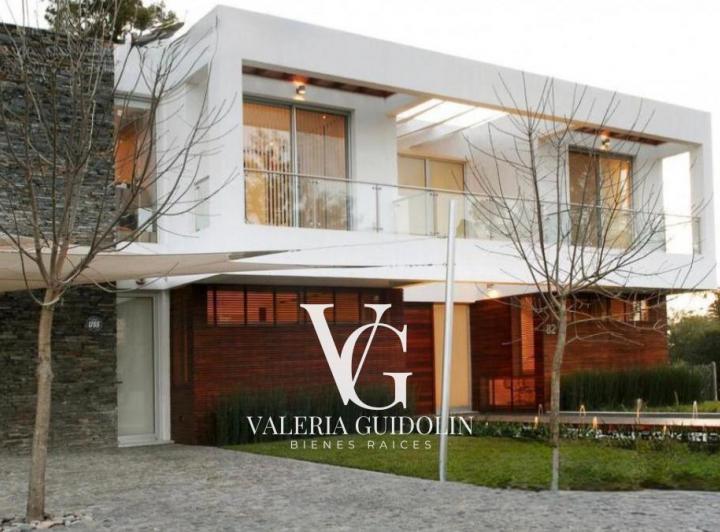 Casa · 900m² · 6 Ambientes · 2 Cocheras
