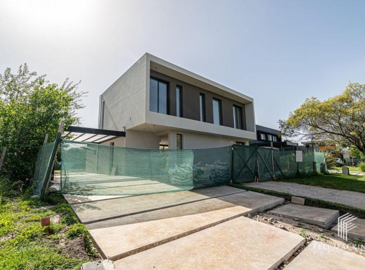 Casa · 256m² · 5 Ambientes · 2 Cocheras