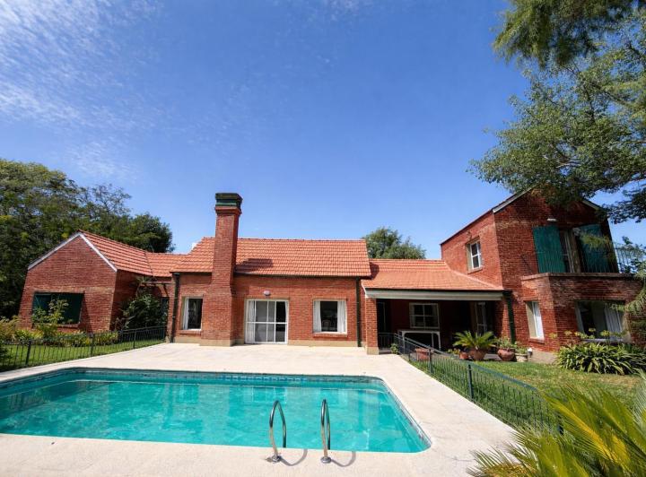 Casa · 315m² · 9 Ambientes · 4 Cocheras