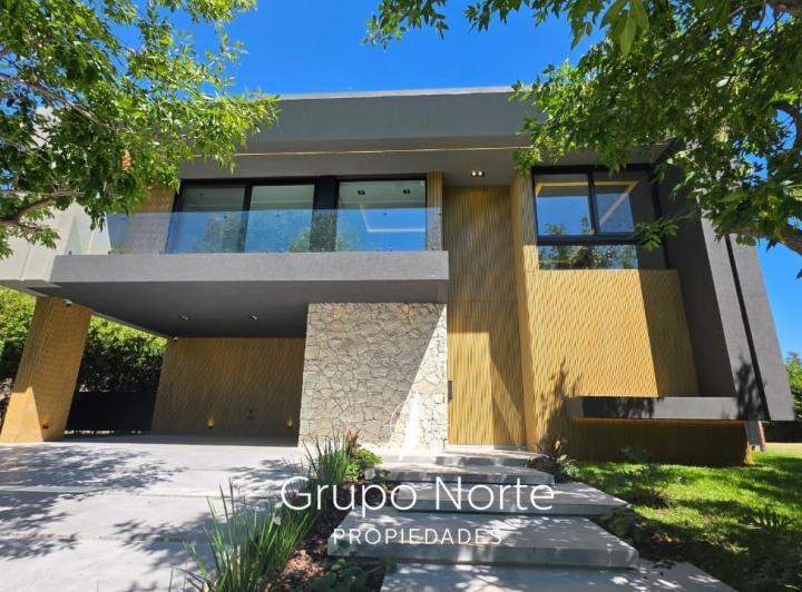 Casa · 411m² · 7 Ambientes · 4 Cocheras