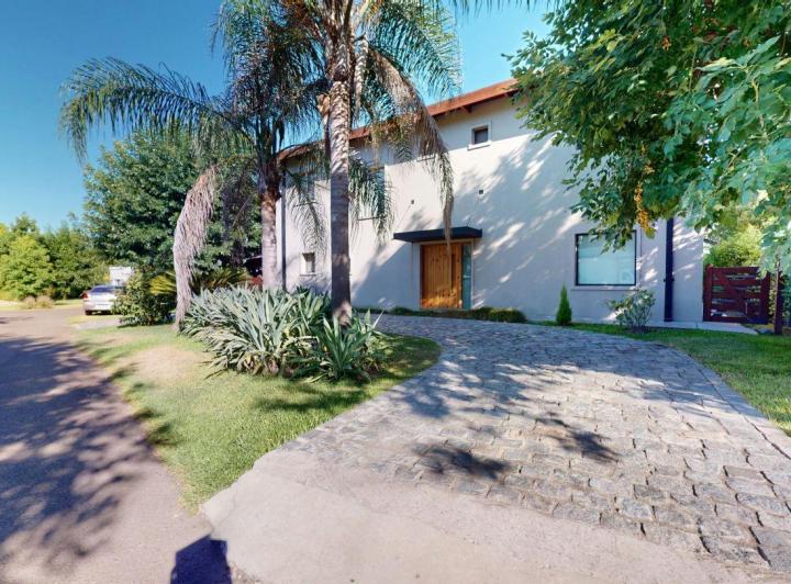 Casa · 295m² · 9 Ambientes · 2 Cocheras