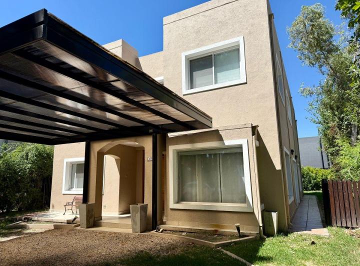 Casa · 275m² · 7 Ambientes · 3 Cocheras