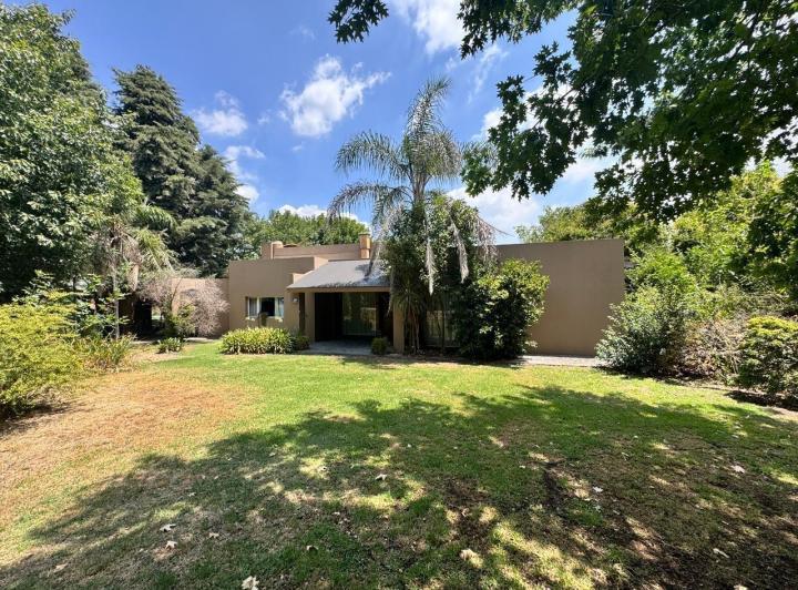 Casa · 260m² · 5 Ambientes · 1 Cochera