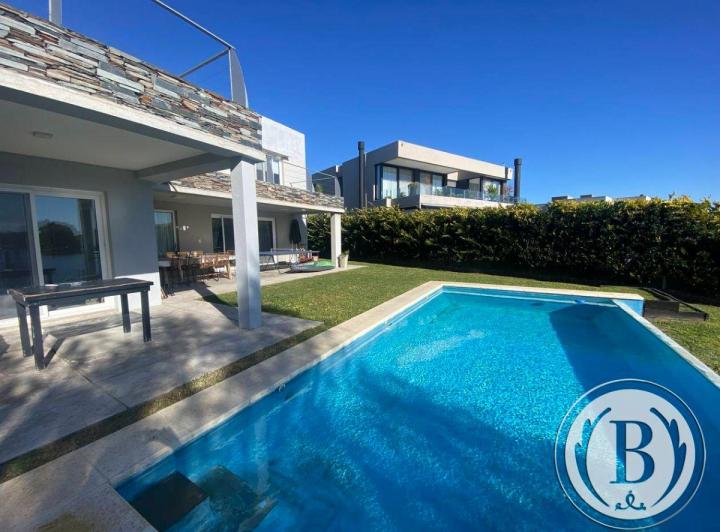 Casa · 320m² · 5 Ambientes · 2 Cocheras
