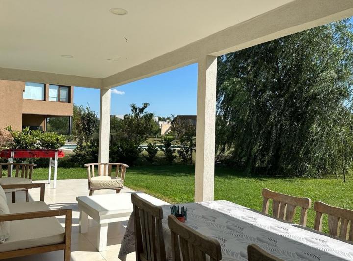 Casa · 202m² · 6 Ambientes · 2 Cocheras