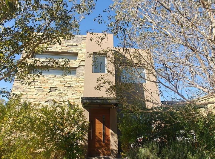 Casa · 147m² · 5 Ambientes · 2 Cocheras