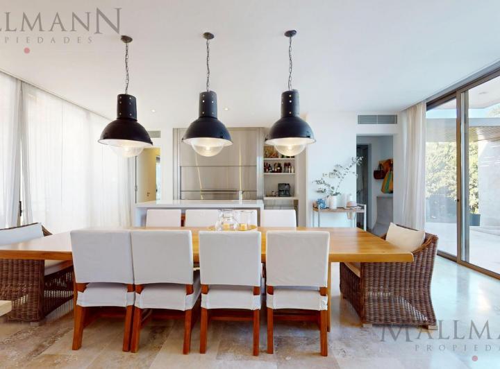Casa · 640m² · 12 Ambientes · 4 Cocheras