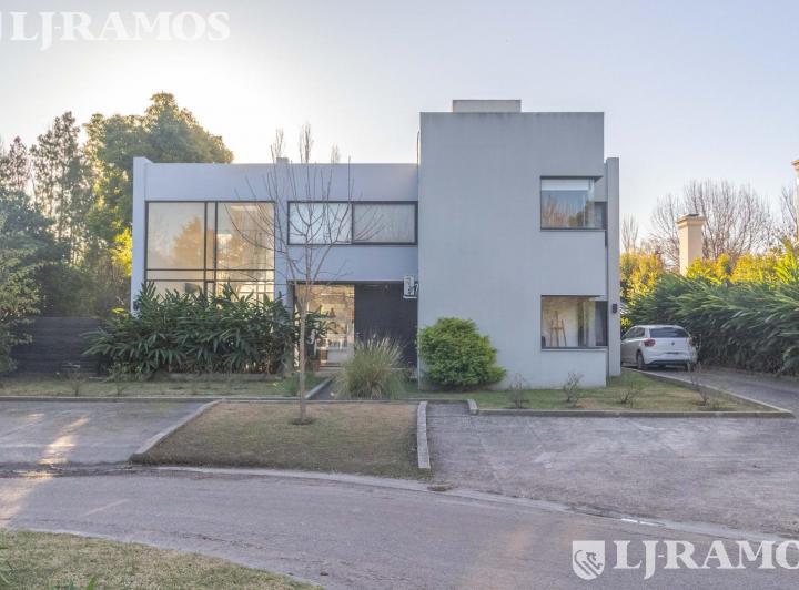 Casa · 400m² · 9 Ambientes · 2 Cocheras