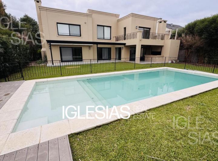 Casa · 339m² · 6 Ambientes · 2 Cocheras