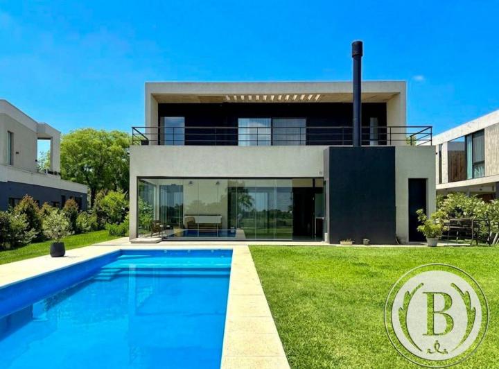 Casa · 320m² · 5 Ambientes · 2 Cocheras