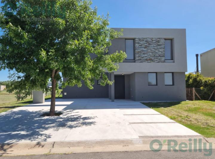 Casa · 227m² · 6 Ambientes · 2 Cocheras