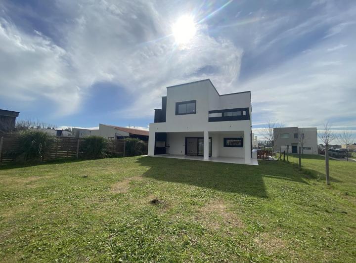 Casa · 224m² · 5 Ambientes · 2 Cocheras
