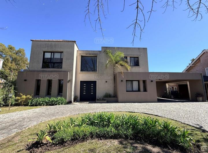 Casa · 266m² · 8 Ambientes · 2 Cocheras