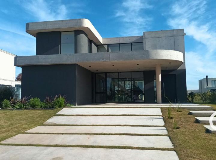 Casa · 245m² · 8 Ambientes