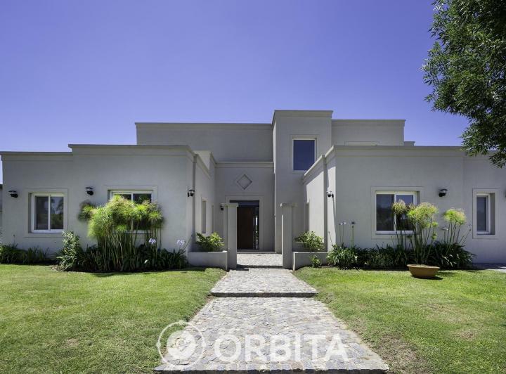 Casa · 324m² · 6 Ambientes · 2 Cocheras