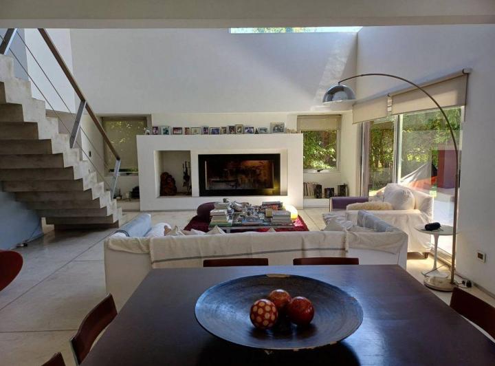 Casa · 230m² · 6 Ambientes · 2 Cocheras