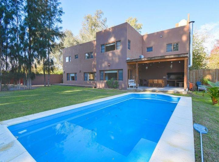 Casa · 220m² · 7 Ambientes · 2 Cocheras