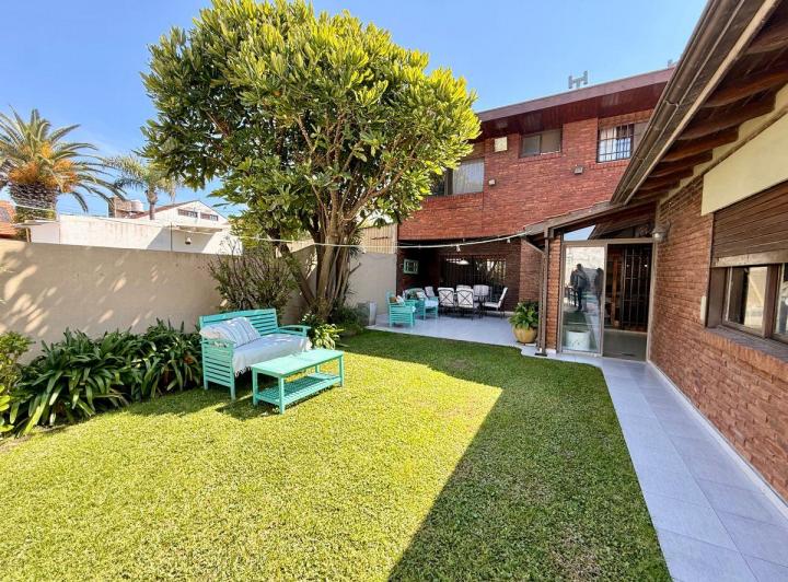 Casa · 325m² · 6 Ambientes · 3 Cocheras