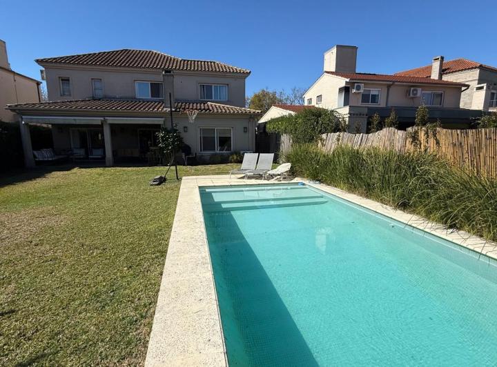 Casa · 244m² · 6 Ambientes · 3 Cocheras