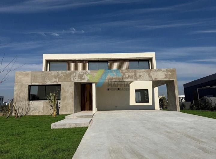 Casa · 226m² · 5 Ambientes · 4 Cocheras