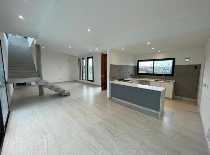 Casa · 180m² · 5 Ambientes · 2 Cocheras