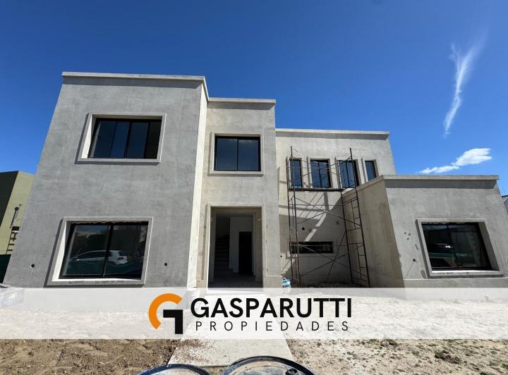 Casa · 180m² · 5 Ambientes · 4 Cocheras