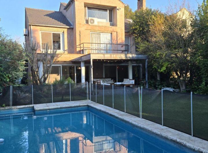 Casa · 340m² · 6 Ambientes · 2 Cocheras