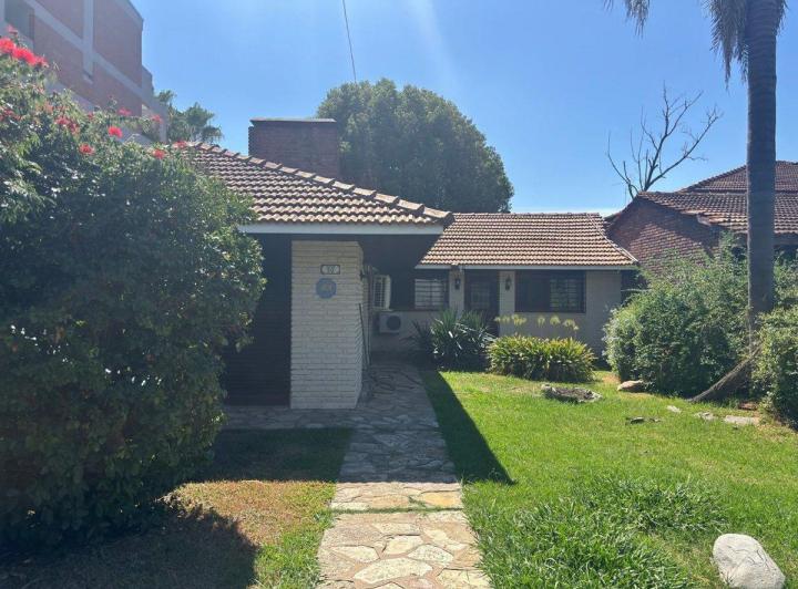 Casa · 250m² · 6 Ambientes · 3 Cocheras