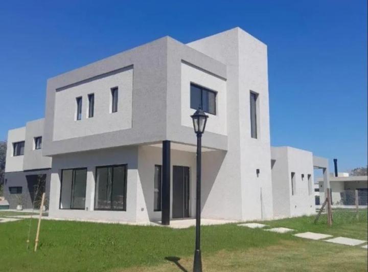 Casa · 194m² · 5 Ambientes · 2 Cocheras