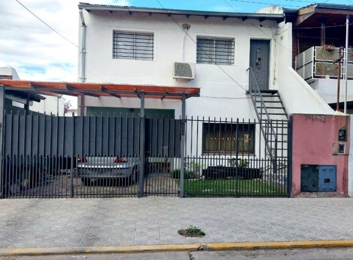 Casa · 300m² · 8 Ambientes · 2 Cocheras