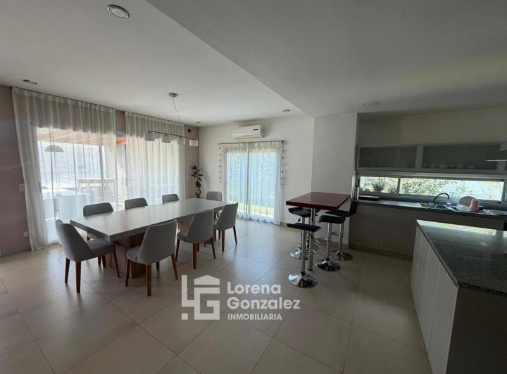 Casa · 180m² · 5 Ambientes · 4 Cocheras