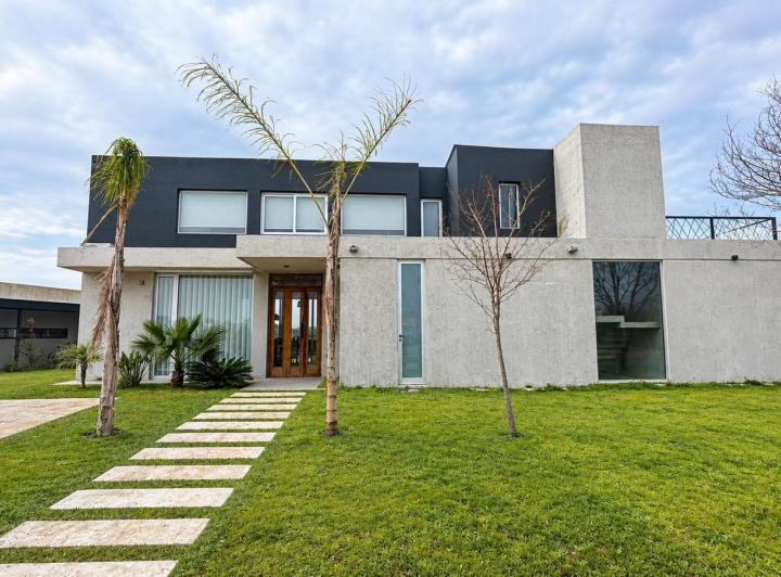 Casa · 295m² · 7 Ambientes · 3 Cocheras
